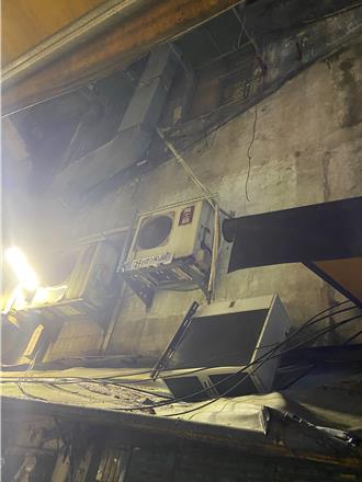 冷氣支架鏽斷驚險「倒吊半空」 基市府緊急拆除