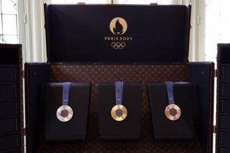 巴黎奥运圣火、奖牌要「穿」LV精品 豪奢影片首次曝光 