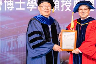 緯創資通董事長林憲銘 獲頒陽明交大名譽博士