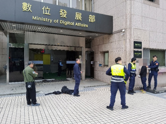 男轰数位部3枪 谢龙介推测：他本来目标可能不是这儿