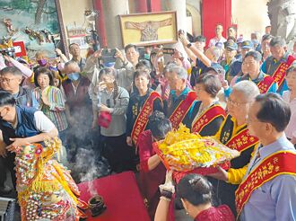 傳承200多年 彰化南瑤宮媽祖換龍袍