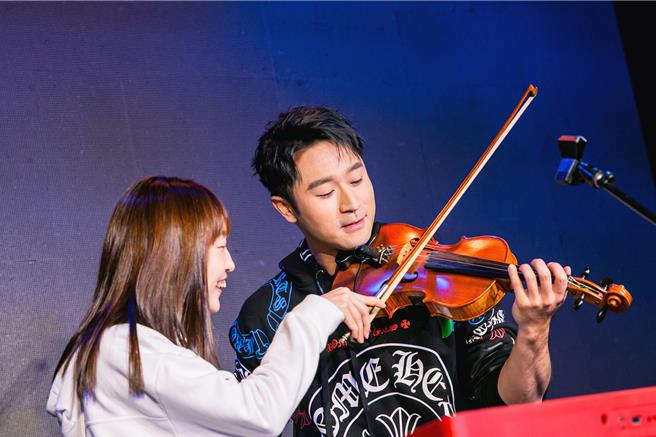 SAM LIN在音樂會上與女歌迷互動。（和協整合行銷提供）