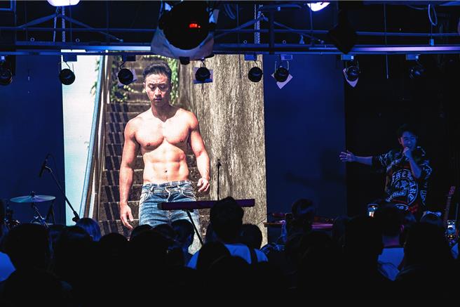 SAM LIN在音樂會上曝光私密照，分享健身有成的六塊肌照片。（和協整合行銷提供）