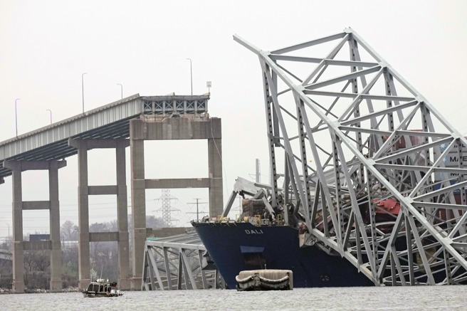 美國東岸馬里蘭州巴爾的摩港凱伊大橋26日凌晨遭一艘失去動力的貨輪撞擊而斷裂倒塌。肇事輪船27日仍留在現場。（美聯社）
