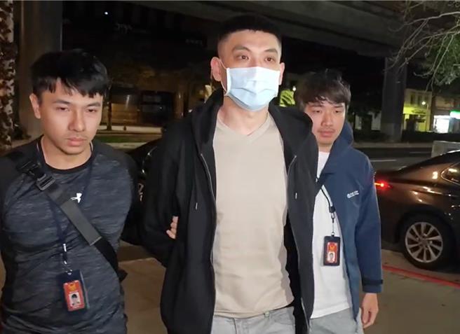 涉嫌砸店的32岁黄姓嫌犯（中）遭逮捕到案。（黄世麒摄）