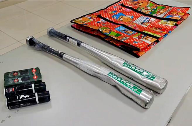 图为嫌犯涉案用的铝棒及购物袋，袋内还有两罐辣椒水。（黄世麒摄）
