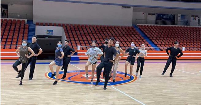 每场比赛体育运动舞蹈委员会都自掏腰包，特别请教练专业培训，让选手得以在赛事中拔得头筹。（图／读者提供）