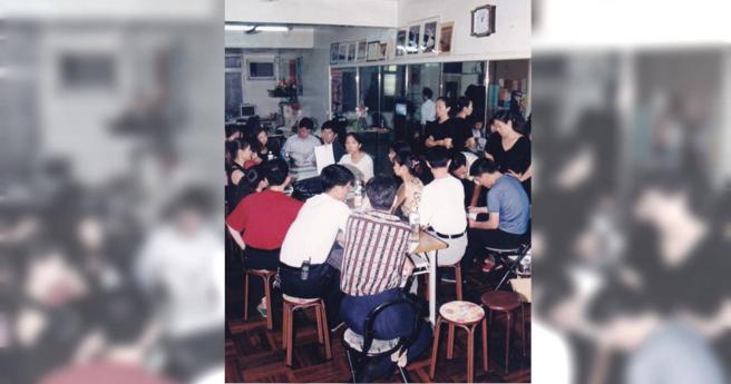 谢淑华经常在培训期间带领选手们开会，凝聚团队向心力。（图／读者提供）