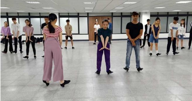 教练熟稔地分解每个舞蹈动作，舞者们也全神贯注投入其中。（图／读者提供）