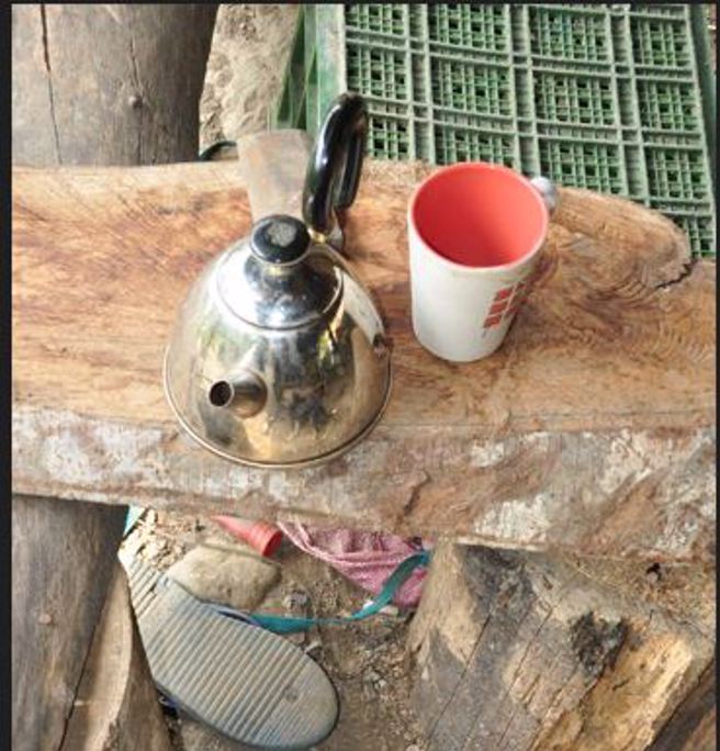 兇嫌在案發前曾與死者在工寮住處共飲，圖為現場遺留水壺。（資料照／沈揮勝攝）