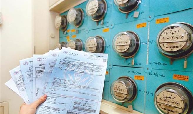 台灣，電力事業為國營，就是獨佔的台電，國營事業虧損就漲電價、又怕虧到高於資本額就用稅收增資，其實是假國營、補民營的作為。（本報資料照片）