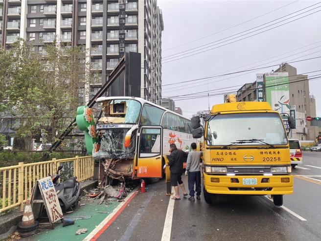 竹東高中校車28日上午不明原因自撞護欄，造成7人受傷送醫。（竹縣消防局提供／邱立雅竹縣傳真）