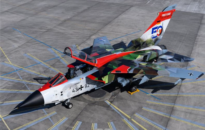 龙卷风战机机身前部与上部重现原型机的红白涂装；机翼外缘则延用现役机体的灰色涂装；机身中段则以迷彩色块融入，象徵早期服役时期的3色迷彩涂装。(翻摄空中巴士集团x帐号)