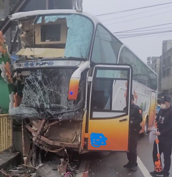 竹東高中校車撞護欄！「擋風玻璃全碎」，6學生1駕駛送醫。（圖／翻攝自《竹東小鎮》）