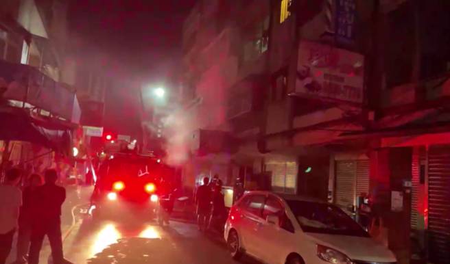 金山民宅凌晨大火！濃黑煙狂竄，勇消架梯救出2童1女送醫。(葉庭欣/翻攝)