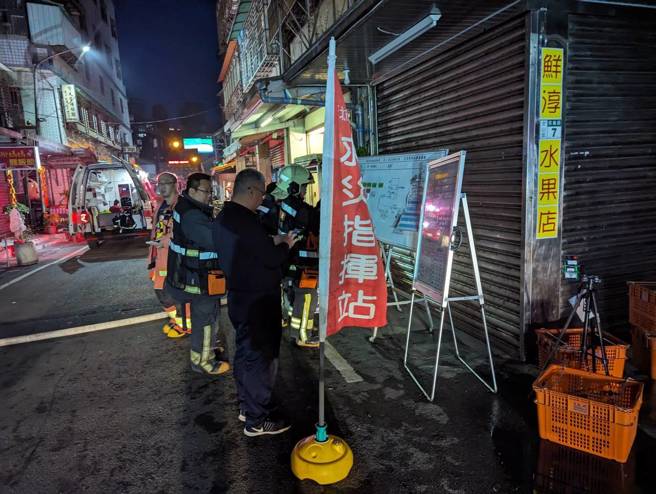 金山民宅凌晨大火！濃黑煙狂竄，勇消架梯救出2童1女送醫。(葉庭欣/翻攝)