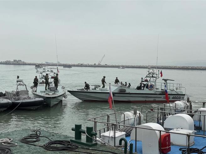 17日出海钓鱼因浓雾迷航遭大陆海警寻获的2名金门钓客，其中吴姓钓客今（23）日中午已由海巡艇接回，另一名胡姓钓客却因疑似现役军人身份仍遭陆方留置未归。（本报资料照／于家麒摄）