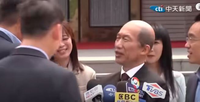 郭子乾扮演「山寨韩国鱼」现身立法院。（取自中天新闻）