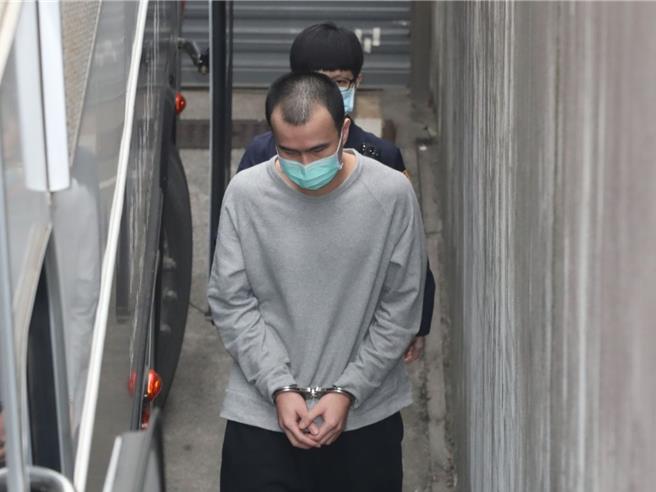 柯旻豪28日开庭已经剃平头露出髮际线。（陈君玮摄）