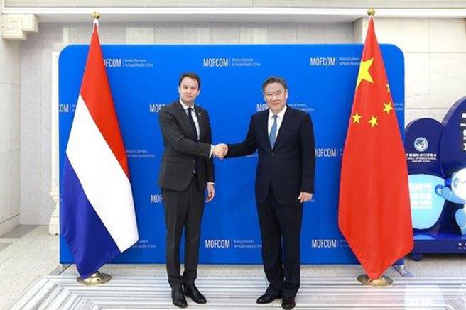 陸商務部長會見荷蘭外貿大臣就曝光機輸陸深入交換意見。（大陸商務部）