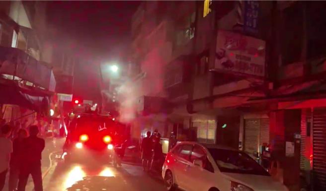 金山民宅凌晨冒浓烟，母子三人困3楼，消防人员救出送医。（新北消防局提供／张铠乙新北传真）
