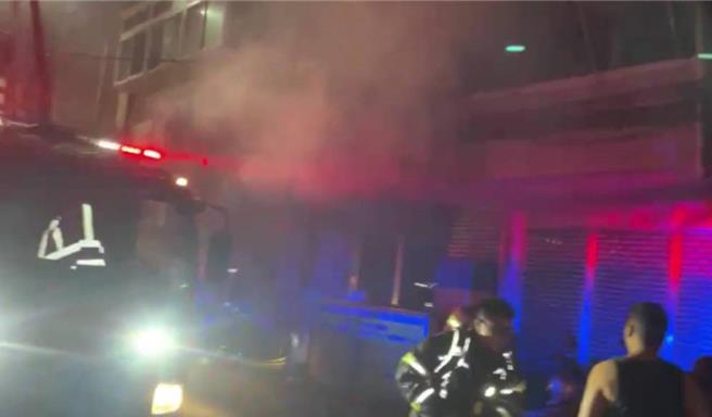 金山民宅凌晨冒浓烟，母子三人困3楼，消防人员救出送医。（新北消防局提供／张铠乙新北传真）