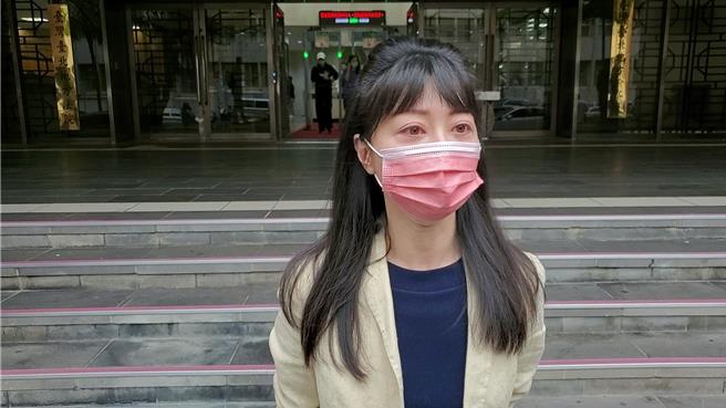 总统副总统大选期间，民进党前立委高嘉瑜在脸书发文，指国民党总统候选人侯友宜2018年就逃税，「『汉子』根本是『逃税骗子』」，侯竞办认为与事实不符，对高嘉瑜提起违反总统副总统选举罢免法意图使人不当选，及刑法加重诽谤罪告诉，台北地检署今以被告身分传唤高嘉瑜出庭说明。（图赖佩璇摄）