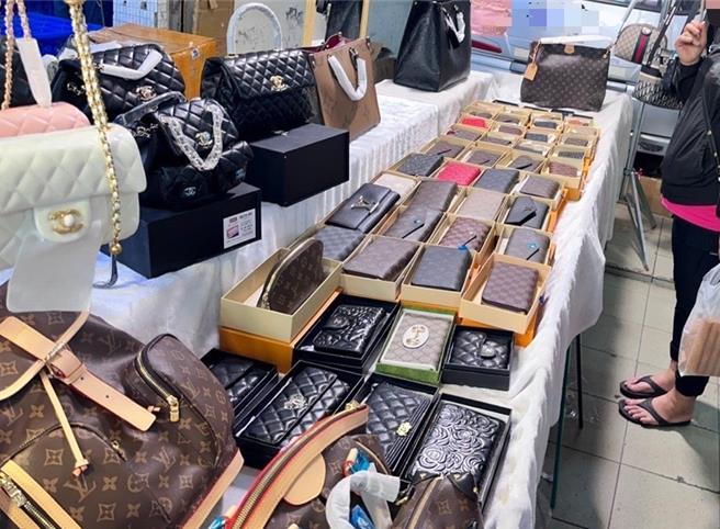 许姓摊贩在高雄二苓市场，摆出LV、香奈儿等名牌包。（翻摄照片／洪靖宜高雄传真）