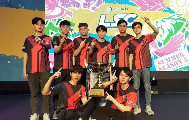 「万能雄狮电竞队」获2023 LSC第六届《英雄联盟》夏季校园联赛 总冠军。图/万能科技大学提供
