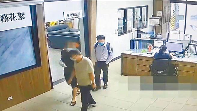 林文宗在律師的陪同下向警方自首後，法院依殺人、槍砲、遺棄屍體等罪合併處刑17年。（本報資料照片，翻拍照片）