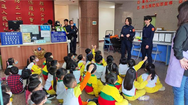 桃園市八德區虹橋幼兒園27日上午舉辦戶外教學，園長黃婉樺帶領約60位小訪客參訪八德警分局八德派出所及八德交通分隊。（八德分局提供）