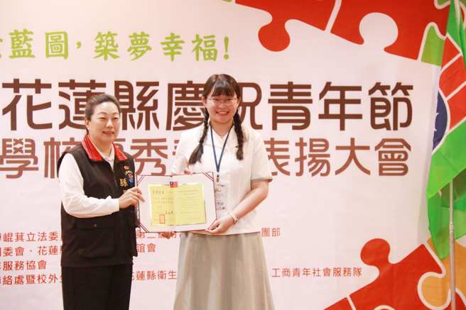 護理系三年級學生沈芊卉，榮獲113年花蓮縣大專優秀青年獎。(照片/慈濟科大提供)