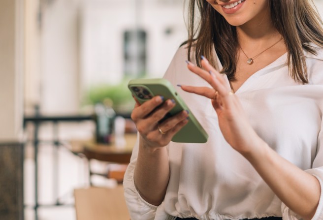 一名女子最近清潔手機，把手機殼從手機上拆開，發現手機殼內有一張500元鈔。（示意圖，shutterstock／達志）