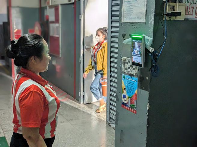 FACE8台湾脸霸AI人脸辨识考勤系统提升考勤管理的精准性、正确性及效率，相关系统更可能成为管理保障劳工在厂区安全的一项重要机制。图/业者提供