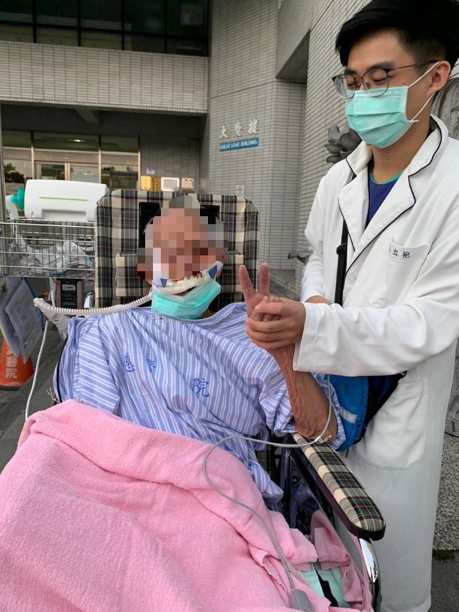 楊佳豪利用休假時間，到醫院陪伴病患，推著輪椅帶他們到外面接觸新鮮空氣，曬太陽。(照片/慈濟科大提供)
