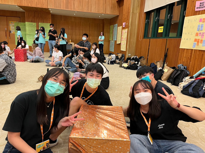 沈芊卉（左一）從當志工也學會如何發現自己的價值、提升自信，學習付出。(照片/慈濟科大提供)