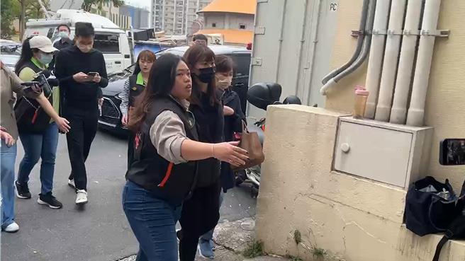 楊男的女兒於上午11時許抵達板橋殯儀館，全程不發一語、步入解剖室，由犯罪被害人保護協會人員陪同。（王揚傑攝）