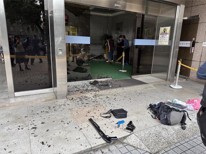 数位发展部大门28日遭人持空气枪攻击。（陈鸿伟翻摄）