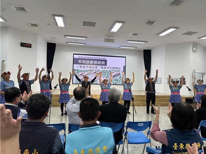 簽約典禮上，東基公益伙伴「一粒麥子基金會」泰安文化健康站長輩表演熱情的卑南族歡樂組曲。（蔡旻妤攝）