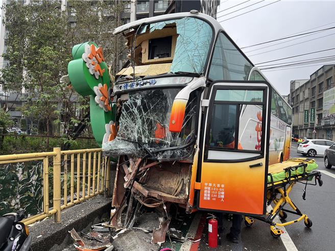 竹东高中学生专车28日上午发生车辆失控撞上护栏意外，造成8人送伤送医。（竹县消防局提供／邱立雅竹县传真）