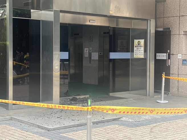 数位发展部大门28日遭人持空气枪攻击。（陈鸿伟翻摄）