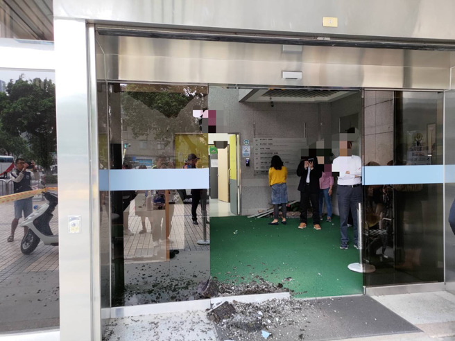 数位发展部大门28日遭人持空气枪攻击。（陈鸿伟翻摄）