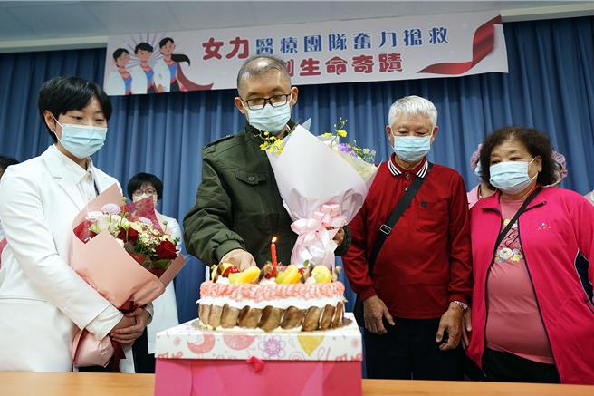 电视台摄影记者游先生（左二）今天与游爸爸（左三）、游妈妈（左四）回到阳明交通大学附设医院，感谢心臟内科医师李丹英（左一）等人的救治，院方也准备蛋糕，盼他能早日回到工作岗位上。（李忠一摄）