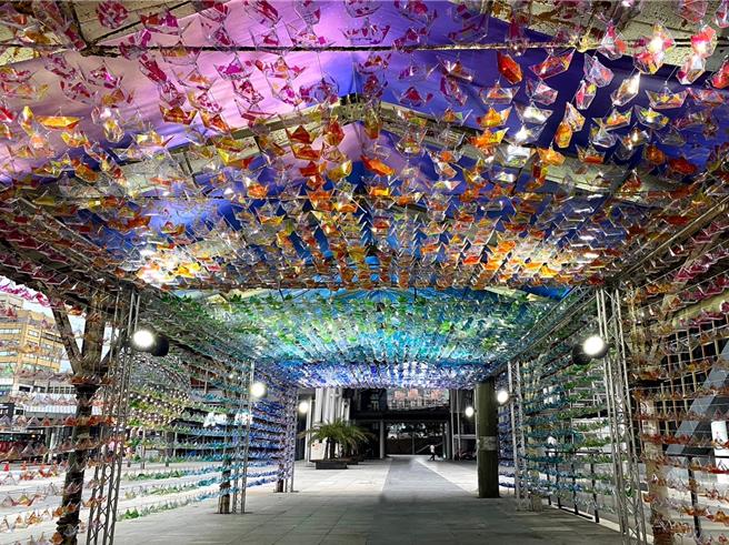 基隆童话艺术节即将于4月3日在基隆城际转运站登场，由在地艺术家李奇鸿老师与学生共同创作的作品5000艘「梦之船」也将于现场展出。（基隆市教育处提供／徐佑升基隆传真）