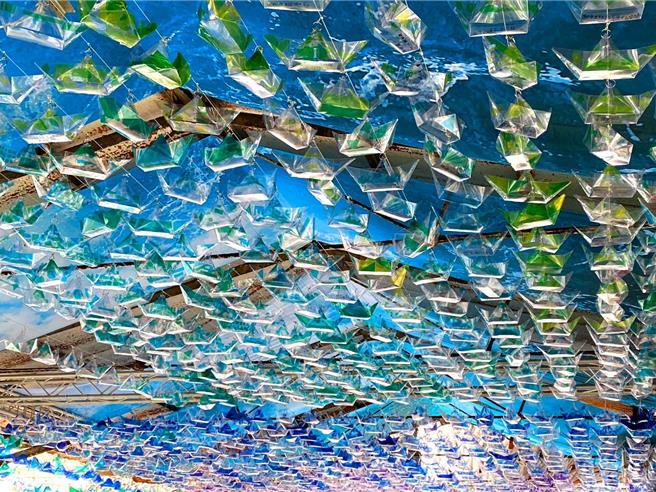 基隆童话艺术节即将于4月3日在基隆城际转运站登场，由在地艺术家李奇鸿老师与学生共同创作的作品5000艘「梦之船」也将于现场展出。（基隆市教育处提供／徐佑升基隆传真）