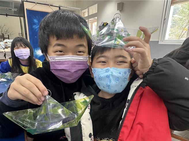 基隆童话艺术节即将于4月3日在基隆城际转运站登场，由在地艺术家李奇鸿老师与学生共同创作的作品5000艘「梦之船」也将于现场展出。（基隆市教育处提供／徐佑升基隆传真）