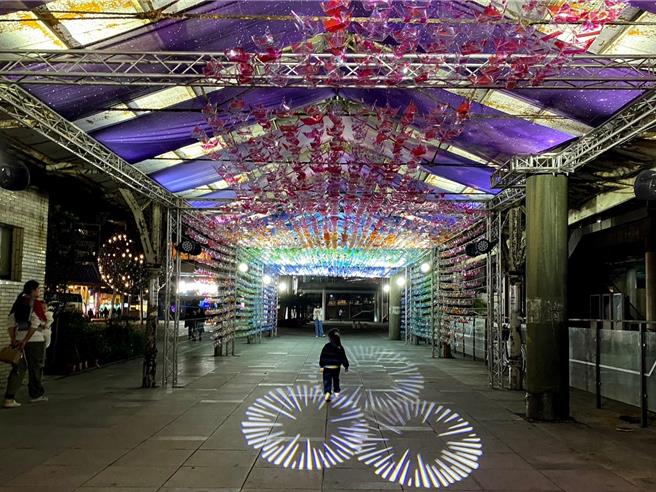 基隆童话艺术节即将于4月3日在基隆城际转运站登场，由在地艺术家李奇鸿老师与学生共同创作的作品5000艘「梦之船」也将于现场展出。（基隆市教育处提供／徐佑升基隆传真）