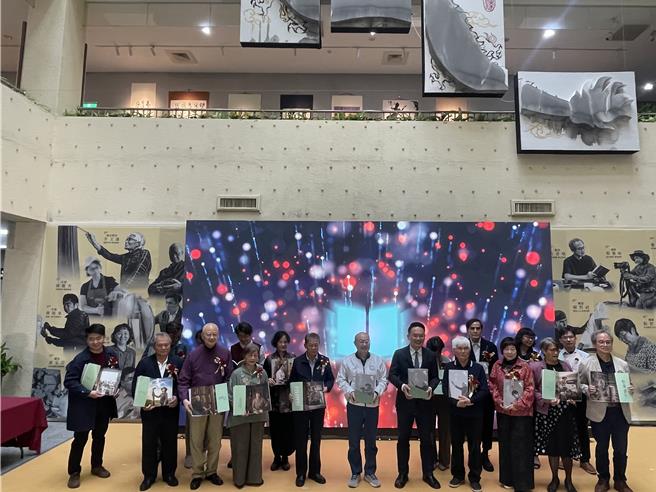 桃園市文化局28日舉辦《桃園藝術亮點》新書發表會暨簽書會。（姜霏攝）