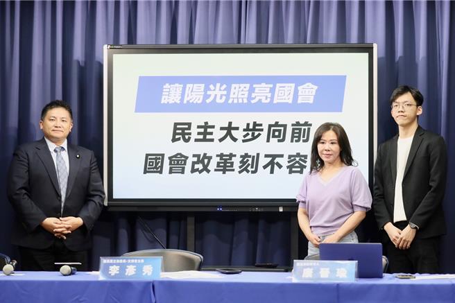 国民党今召开「让阳光照亮国会，民主大步向前、国会改革刻不容缓」记者会，质疑民进党执政八年，将立法院变成行政院的立法局。（国民党提供）