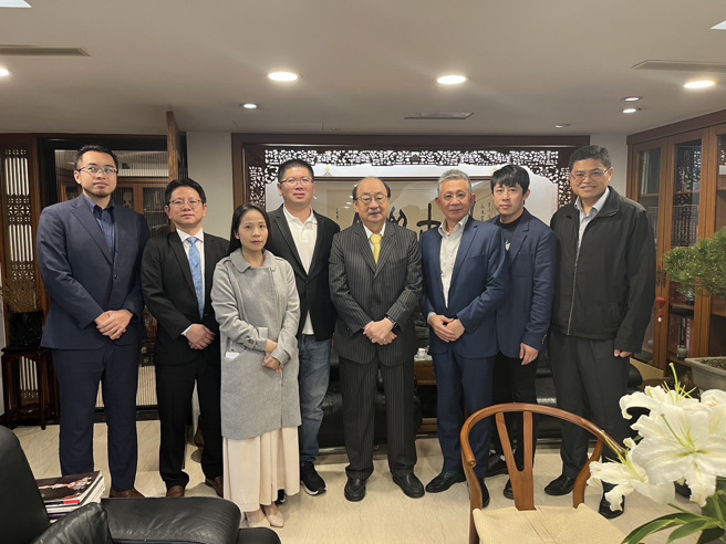 由左自右，沈家生、洪伯岳、賴語宸、洪睿荃、民進黨團總召柯建銘立委、涂睿珅、逢甲大學資工系主任教授李榮三、陳建欽。(戴志揚翻攝)